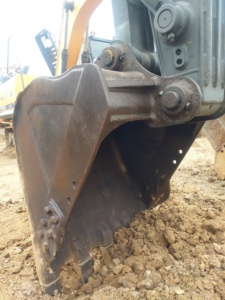 Excavateur sur chenilles Volvo EC140DLC 14 tonnes d'occasion à vendre en bon état avec moteur central et composants de pompe - Product Image 6