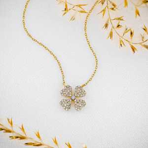 Collar de Trébol con Diamantes en Oro de 18k: Colgante de Flor con Pavé, Cadena Ajustable - Product Image 4