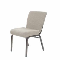 En gros empilant des chaises d'église à emboîtement