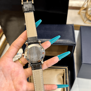 Reloj de Mujer en Tono Plateado con Esfera Blanca con Números Romanos y Correa de Cuero con Patrón de Cocodrilo Negro Chopards - Product Image 3