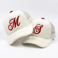 Gorra Trucker Personalizada de 5 Paneles con Visera Curva, Forro de Felpa Crema, Logotipo Bordado, Parte Trasera de Malla y Botón Rojo Vintage