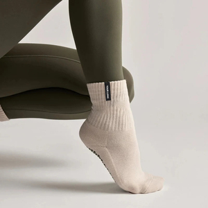 Chaussettes antidérapantes avec étiquette tissée personnalisée, logo personnalisé, chaussettes de luxe pour le Pilates - Product Image 2