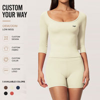 Ensemble de sport uni personnalisé avec coutures apparentes, comprenant un T-shirt doux à col rond et manches courtes et un short taille haute sculptant les hanches, pour femmes, idéal pour le yoga