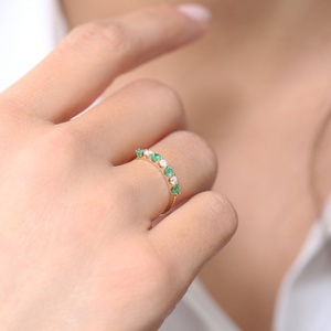 แหวนนิรันดร์ครึ่งวงประดับมรกต ทองเหลือง 925 เงินสเตอร์ลิง แหวนแต่งงานมรกตนิรันดร์ - Product Image 2