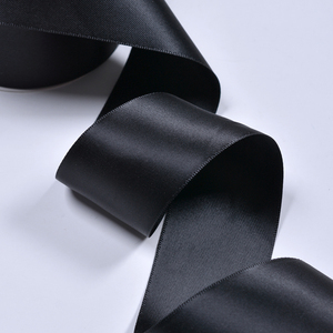 Siyah beyaz toptan geri dönüşümlü 38mm saten kurdele hediye baskılı şerit rulo ile <span class=keywords><strong>100%</strong></span> Polyester özel beyaz şerit