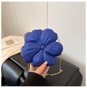 Mini bolso en forma de flor Acrílico multicolor personalizado para mujer, bolsos de lápices labiales cruzados con cadena, venta al por mayor - Product Image 3