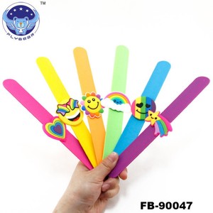 Più poco costoso del Braccialetto di Schiaffo Del Silicone Carino Arcobaleno Clap Cerchio Cinturino Da Polso Paipai Braccialetto Per I Bambini - Product Image 3