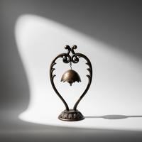 Cloche de table en fonte traditionnelle faite à la main Figurine Bronze fini avec un bon son pour la décoration de table Produit d'artisanat en métal