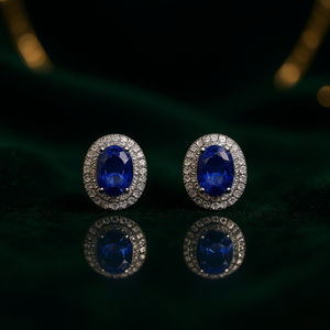 Orecchini a perno ovali E1925 blu zaffiro con diamanti taglio brillante rotondo incastonati a griffe, gioielli classici da donna - Product Image 2