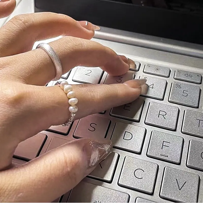 Anillo de plata rota de plata esterlina s925 a la moda, anillo de perlas de agua dulce ajustable tejido con cuerda elástica Simple para mujer