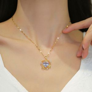 Parure de bijoux de luxe léger en acier inoxydable plaqué or 18 carats avec micro-incrustations de zircone, comprenant un collier et des boucles d'oreilles à pendentifs Cœur et Fleur - Product Image 2
