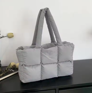 Sac à main en mousse douce et chaude de grande capacité personnalisé, doudoune d'hiver unie, sac de shopping moelleux à bandoulière unique - Product Image 2