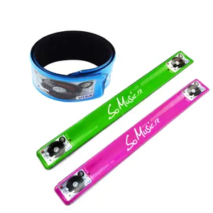 Großhandel maßge schneiderte persönliche Werbe Glow In Dark Silikon Slap Band Armbänder