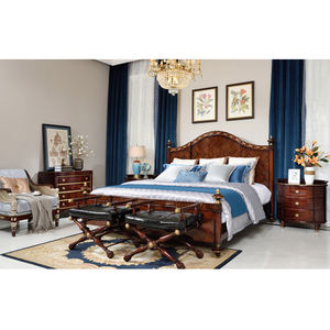 Lit Queen en bois massif de style britannique avec table de chevet, ensemble de meubles de chambre à coucher traditionnels faits à la main - Product Image 1