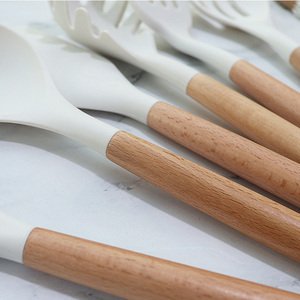 Bán buôn tùy chỉnh đồ dùng nhà bếp Set 12 Piece Silicone đồ dùng nhà bếp Set Silicone đồ nấu nướng với tay cầm bằng gỗ để nấu ăn - Product Image 2