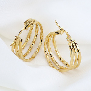 Pendientes de Aro Triple de Acero Inoxidable Chapados en Oro de 18K y Plata con Alambre Trenzado |   Aros Geométricos Ligeros con Cierre de Clip para Mujer - Product Image 3