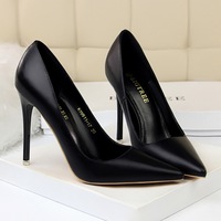 Escarpins en PU noirs à la mode pour femmes à talons hauts avec bout pointu confortable et anti-glissant couleur unie pour l'hiver