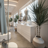 Portant à vêtements de luxe pour hommes de haute qualité, fabriqué directement en usine, présentoir de marque sur mesure pour la décoration intérieure, étagère à vêtements pour hommes