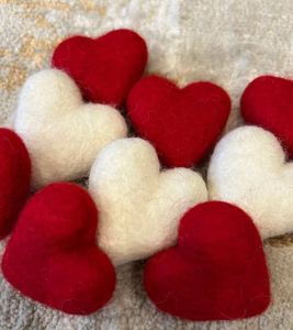 Décoration murale en feutre de laine 100% écologique, cœur rouge fait main pour la Saint-Valentin, design moderne - Product Image 2