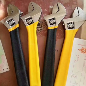 ประแจปรับได้ เมตริก 45 เหล็กกล้า ปากหยัก เกรดอุตสาหกรรม พร้อมด้ามจับสีเหลืองดำ สำหรับงานประปาและงานเครื่องกล - Product Image 1