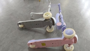 Trottinette multifonctionnelle 6-en-1 pour enfants, trottinette pliable à 3 roues pour tout-petits avec siège et poignée parentale, trottinette de luxe à hauteur réglable - Product Image 6