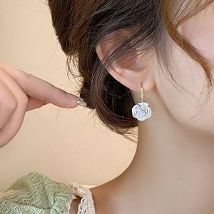 Pendientes de moda con diseño de flor y mariposa de cuatro hojas, de nácar, con peso equilibrado. MOQ bajo. Se acepta venta al por mayor. - Product Image 4