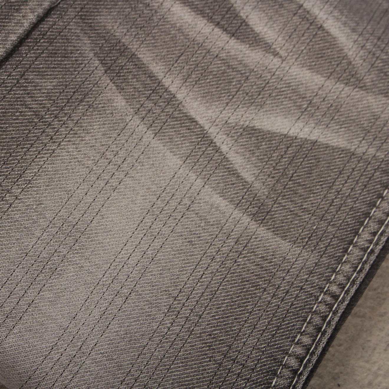 Tessuto denim jacquard dobby con paralume di colore nero zolfo con filamento di poliestere come filato ad anello relax comfort stretch