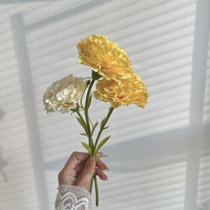 Bouquet de fleurs artificielles en soie à tige courte, œillets à tête unique, pour décorations de salon, salle à manger, ou arrangements floraux de mariage. - Product Image 2