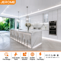 Cuisine modulaire moderne en acrylique blanc neige brillant, avec îlot en marbre cascade, conception 3D CAD personnalisée gratuite et lumineuse