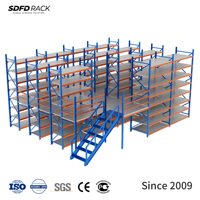 Plateforme de mezzanine à structure en acier avec escalier, pour stockage en hauteur et charges lourdes