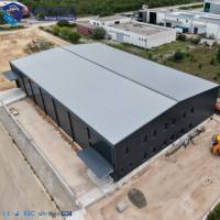 Nave Industrial Profesional de Gran Envergadura con Estructura de Acero Prefabricada y Paneles Sándwich, con Oficina