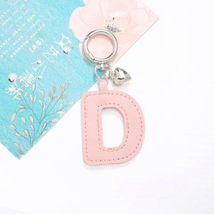 Llavero de Cuero Personalizado con 26 Letras Inglesas, Colgante Decorativo de Cuero PU de Alta Calidad y Colorido para Bolsos - Product Image 5