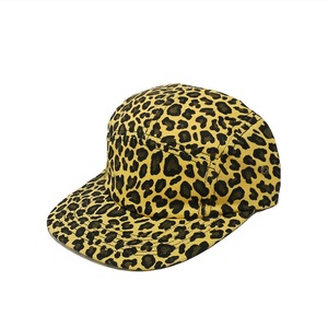 Gorras de Leopardo Personalizadas al por Mayor para Jóvenes y Hombres, Gorras Planas con Estampado de Leopardo, Gorras de Campamento sin Estructura con Correa Ajustable - Product Image 3