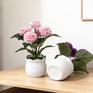 Nouvelle plante en <span class=keywords><strong>pot</strong></span> artificielle en soie, mini chrysanthème à 5 fleurs, petit bonsaï en <span class=keywords><strong>pot</strong></span> de taille moyenne, pour la maison, le bureau ou le bureau de travail. - Product Image 3