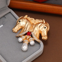 Broche Rétro Doré Mat Double Cheval avec Gemme Rouge, Strass Transparent et Perle Goutte d'Eau – Épingle de Revers de Luxe pour Costume et Bijoux de Soirée