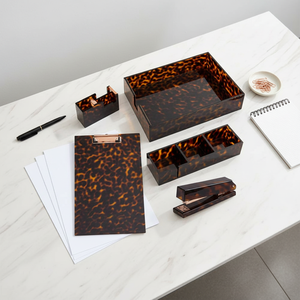 Set di Cancelleria <span class=keywords><strong>da</strong></span> Scrivania Moderno in Acrilico Tartarugato e Metallo: Graffettatrice, Portapenne, Righello, Portatile, per <span class=keywords><strong>Ufficio</strong></span> e Forniture per Rilegatura - Product Image 1