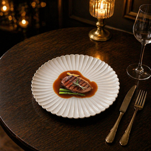 Assiettes élégantes <span class=keywords><strong>en</strong></span> porcelaine <span class=keywords><strong>blanche</strong></span> <span class=keywords><strong>en</strong></span> <span class=keywords><strong>forme</strong></span> <span class=keywords><strong>de</strong></span> <span class=keywords><strong>fleur</strong></span>, vaisselle <span class=keywords><strong>en</strong></span> céramique gaufrée avec plis, idéales pour les dîners haut <span class=keywords><strong>de</strong></span> gamme, les mariages - Product Image 4