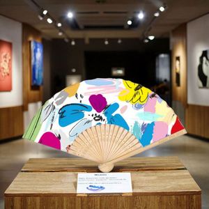 พัดไม้ไผ่พกพา แกะสลักและเพ้นท์ลายศิลปะพื้นบ้าน เหมาะสำหรับเป็นของที่ระลึกงานปาร์ตี้ หรือของแจกส่งเสริมการขาย ของตกแต่งงานฝีมือ - Product Image 3