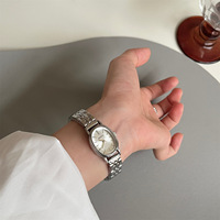 Jam Tangan Wanita Aksesoris Fashion Baja Anti Karat Dial Oval Kecil Lapisan Emas 14K Gelang Mewah Mesin Quartz