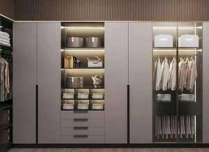 ตู้เสื้อผ้าบานเลื่อนทันสมัยพร้อมประตูกระจกแบบร่อง ไฟ LED สีอุ่น และชั้นวางของไม้ในตัว - Product Image 6