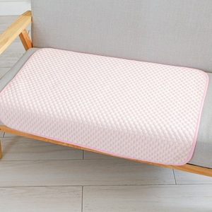 Alfombrilla transpirable de seda helada para mascotas para el verano para perros y gatos: almohadilla fría multiusos para sofá, suelo y asiento de coche - Product Image 6