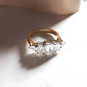 Bague de mariage pour femme en diamant de laboratoire taille émeraude, cinq pierres, plaqué or 9 carats, classique, luxueuse et élégante - Product Image 1