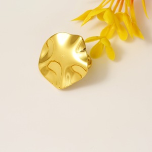 Nouvelle bague en acier titane en forme de cœur et de fleur pour femme, bague vintage dorée pour l'index, bijoux tendance - Product Image 3