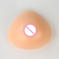 OEM/ODM XINXINMEI Formes de Seins Triangulaires Réalistes 100% Silicone pour Hommes Travestis 2400g/paire Grande Taille Beige Mamelons Naturels