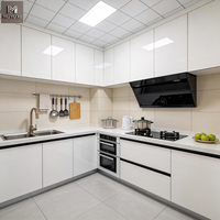 Ensembles d'unités de cuisine modernes minimalistes sur mesure, finition haute brillance, portes à panneaux plats, placards de cuisine en bois avec placage PET