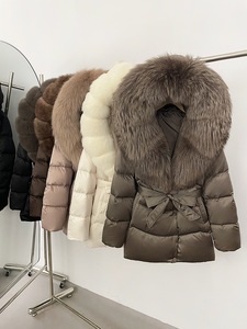 <span class=keywords><strong>Doudoune</strong></span> de luxe personnalisée pour <span class=keywords><strong>femme</strong></span> avec <span class=keywords><strong>fourrure</strong></span> véritable – Vente en gros de manteaux d'hiver matelassés - Product Image 2