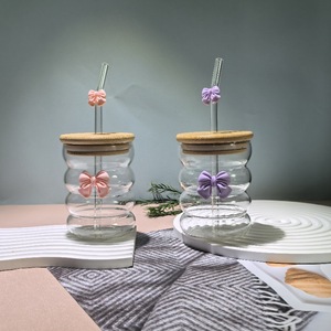 Graziosa Tazza in Vetro Resistente alle Alte Temperature con Fiocco e Cannuccia Creativa per Uso Domestico, Coperchio in Bambù per Succhi, Bevande, Latte e Tè - Product Image 4