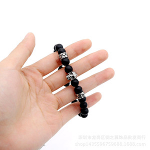 Bracelet perlé tendance Yunnique, agate noire mate 8 mm avec crâne en métal antique, perles rondes en argent tibétain, design squelette - Product Image 4