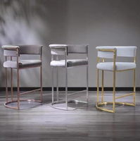 Vente en gros tabourets de bar commerciaux de luxe chaises hautes meubles de cuisine rembourrés pour restaurants métal cuir synthétique extérieur