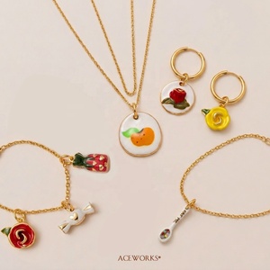 Les confiseries dorées |   Breloques en laiton plaqué or 18 carats, peintes à la main, émaillées, pour la fabrication de bijoux |   Pendentifs Cuillères Rose, Alimentaire, Bonbon - Product Image 3
